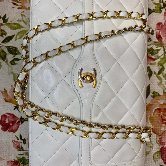 Vintage 1980s Chanel White Quilted Flap Bag - Picture 6 of 14